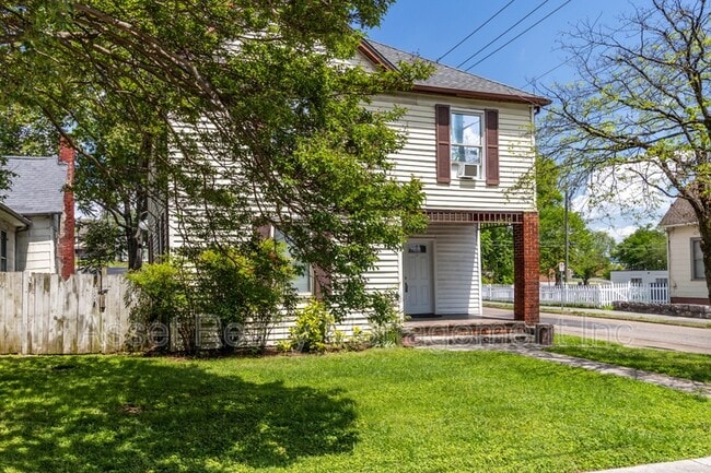 Building Photo - 1401 Hannah Ave