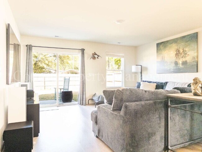 Building Photo - 3083 Day Dream Ln