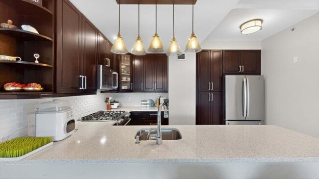 Building Photo - 2 bedroom in LONG ISLAND CITY NY 11101