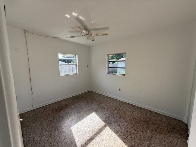 Building Photo - 3 bed 2 bath house with 1200 sf. end of ci...