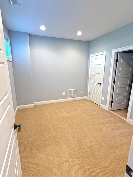Second Master Bedroom - 870 Belvedere Blvd