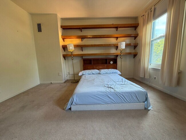 Building Photo - Stunning 4-Bedroom Home Nestled in Spruce Hill! Available in Mid-August!