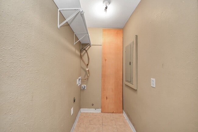 Building Photo - 811 Hillcrest Dr