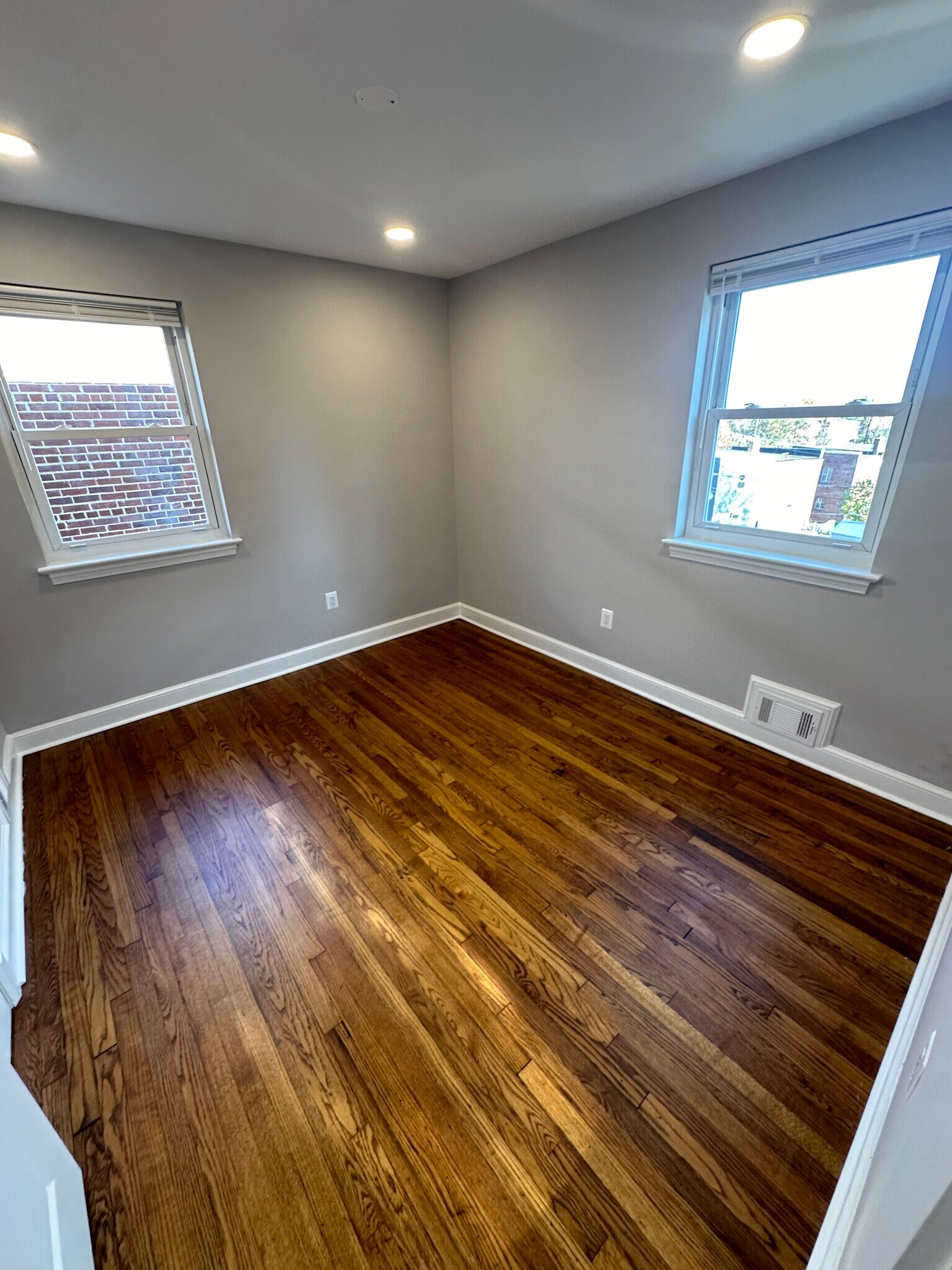 Building Photo - 723 Oneida Pl NW