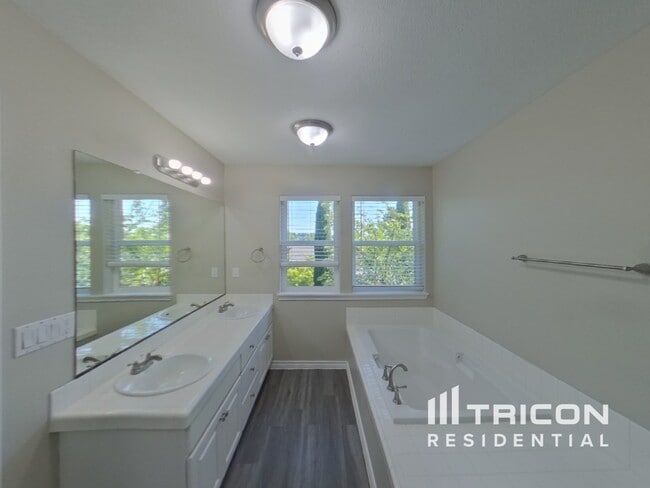 Building Photo - 16050 SW Loon Dr