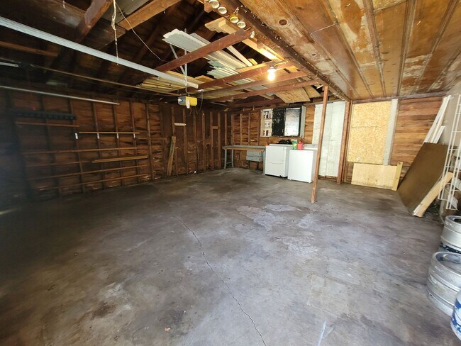 Building Photo - Spacious 3-bedroom, 2-full Bath Ranch
