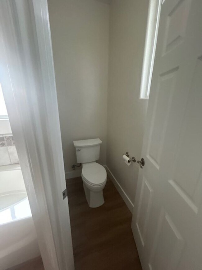 Building Photo - 4 Bedroom 2 Bathroom in SE Visalia with Po...