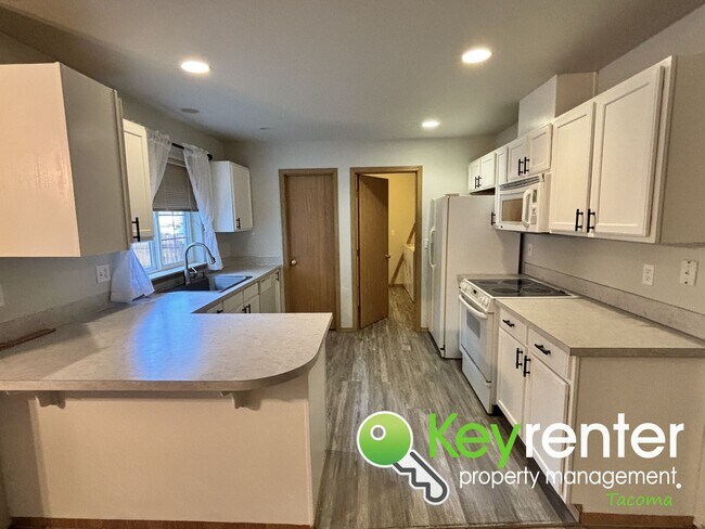 Building Photo - Beautiful 3 Bedroom Tacoma Craftsman Renta...