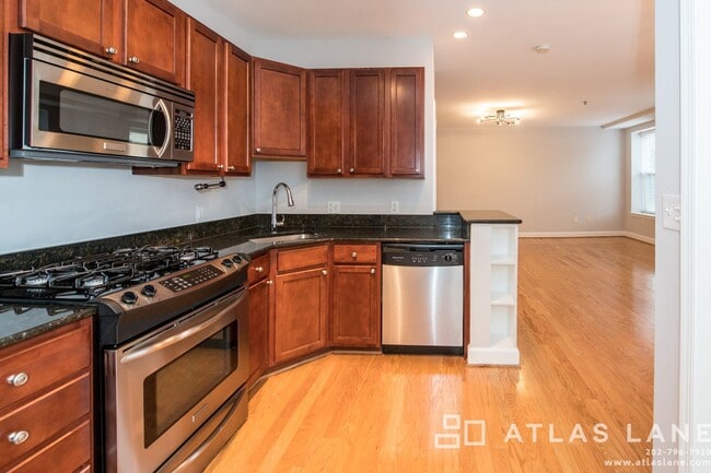 Building Photo - 1 Bed/1 Bath off 14th St NW!