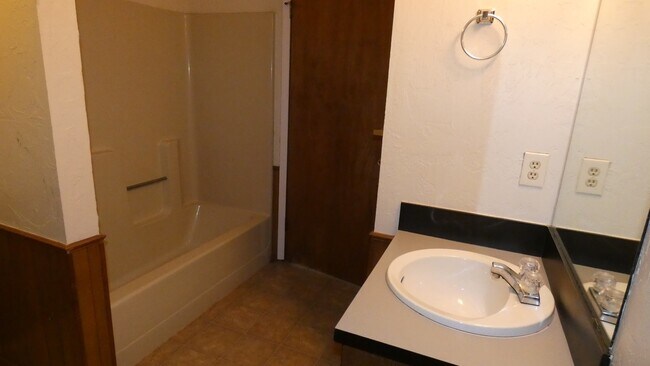 Building Photo - 4034 NW Ozmun Ave