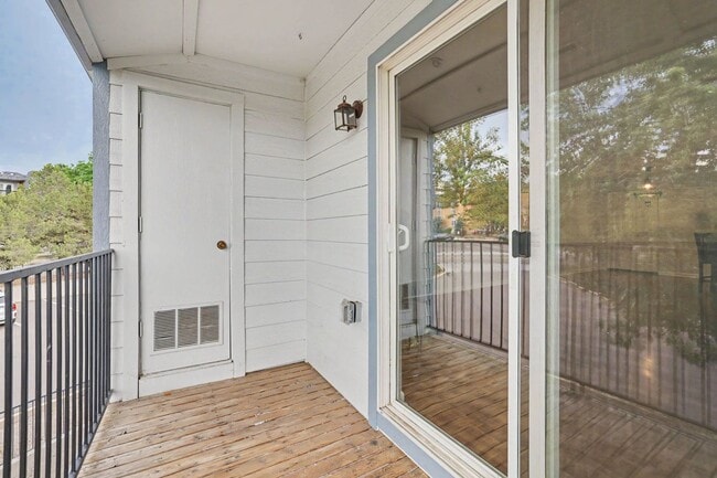 Building Photo - 13085 W Cedar Dr