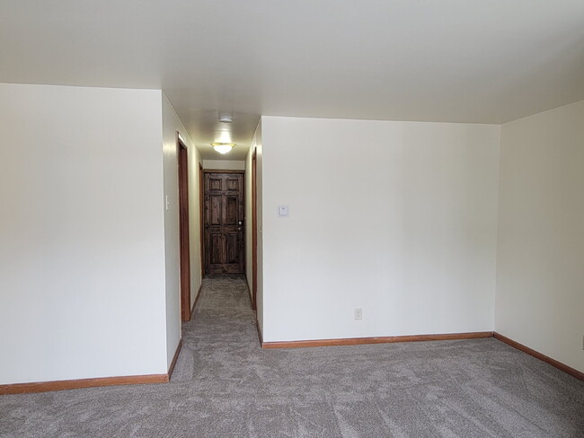 Building Photo - Cozy 1 Bedroom Lower Apartment Near Downto...