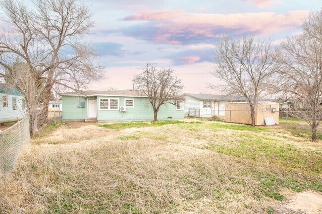 Building Photo - Updated 2 bed 1 bath home