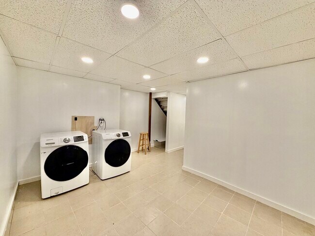 Building Photo - 12 Hall Pl