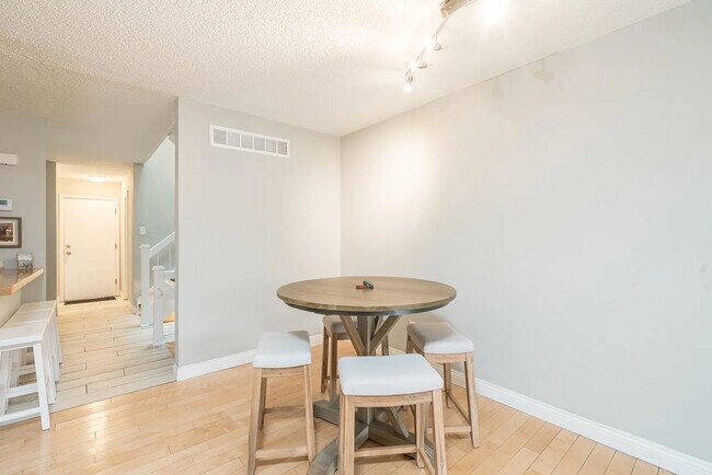 Building Photo - 2000 Quiet Stream Dr