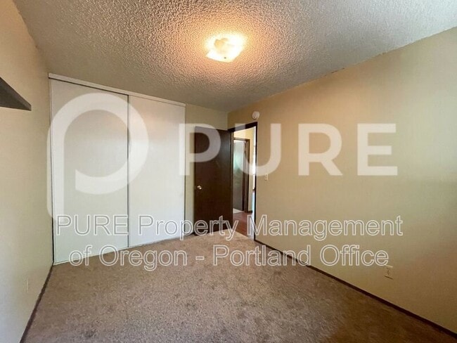 Building Photo - 527 NE 63rd Ave