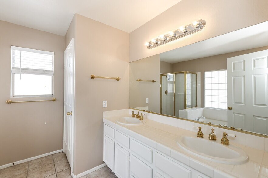 Building Photo - 6409 Rancho Santa Fe Dr