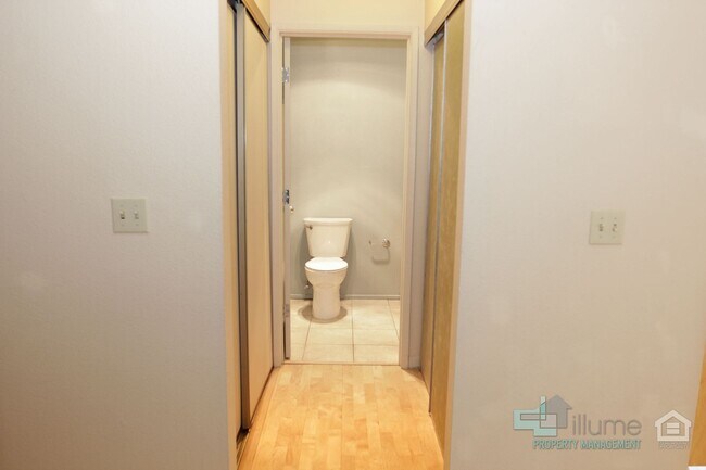 Building Photo - Condo Near OHSU with Huge Deck, Stunning Views and Parking