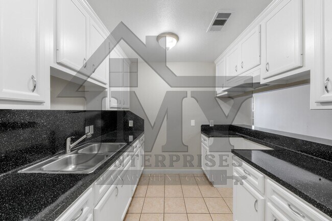 Building Photo - 815 Cravens St