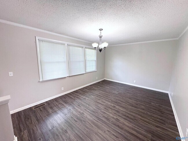 Building Photo - 11406 Crestfield Dr SE