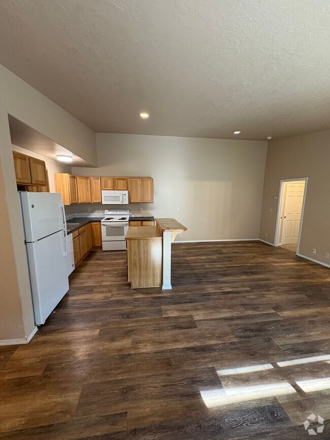 Building Photo - Updated Unit Close to Little League Fields