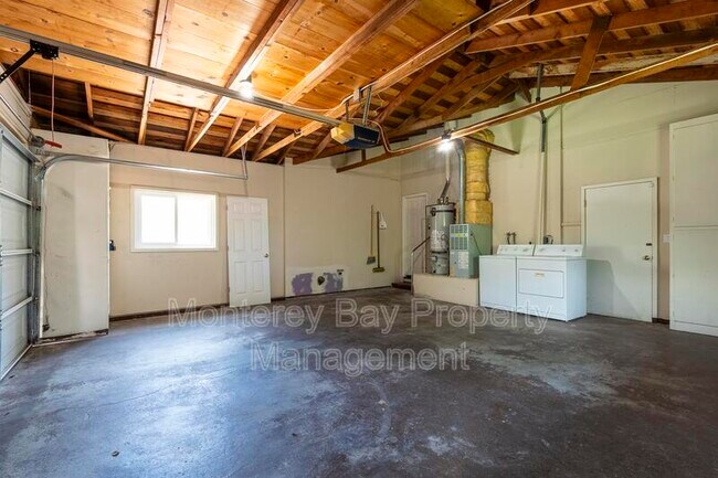 Building Photo - 2937 Lupin Ln