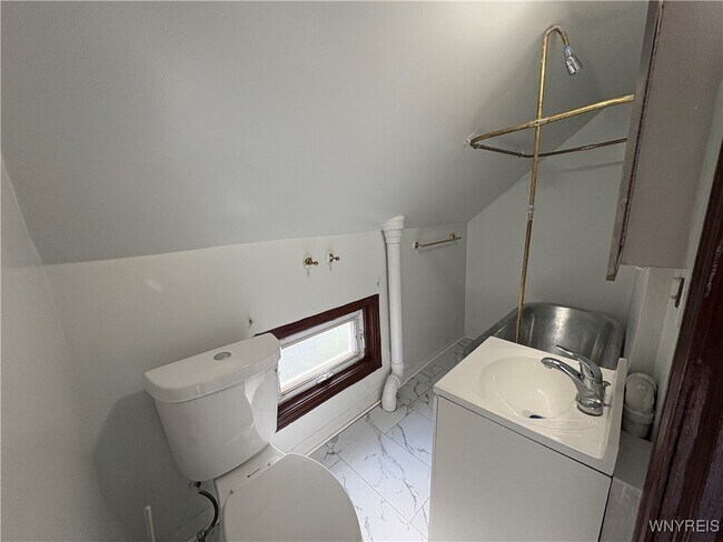 Building Photo - 143 Reo Ave