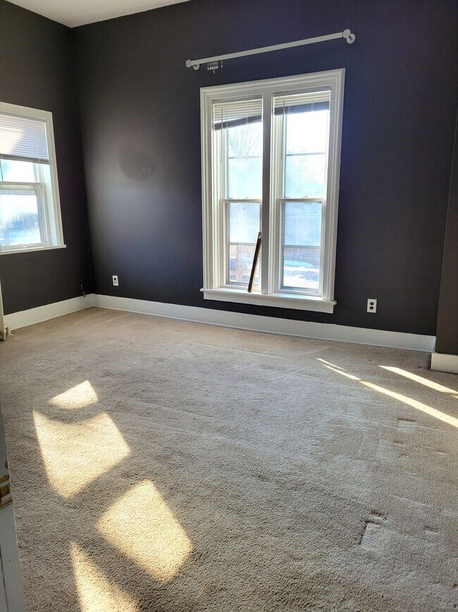 Building Photo - 315 E Maple St