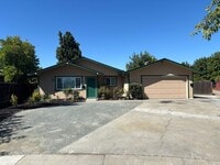 Building Photo - Terrific Brentwood location at the end of ...