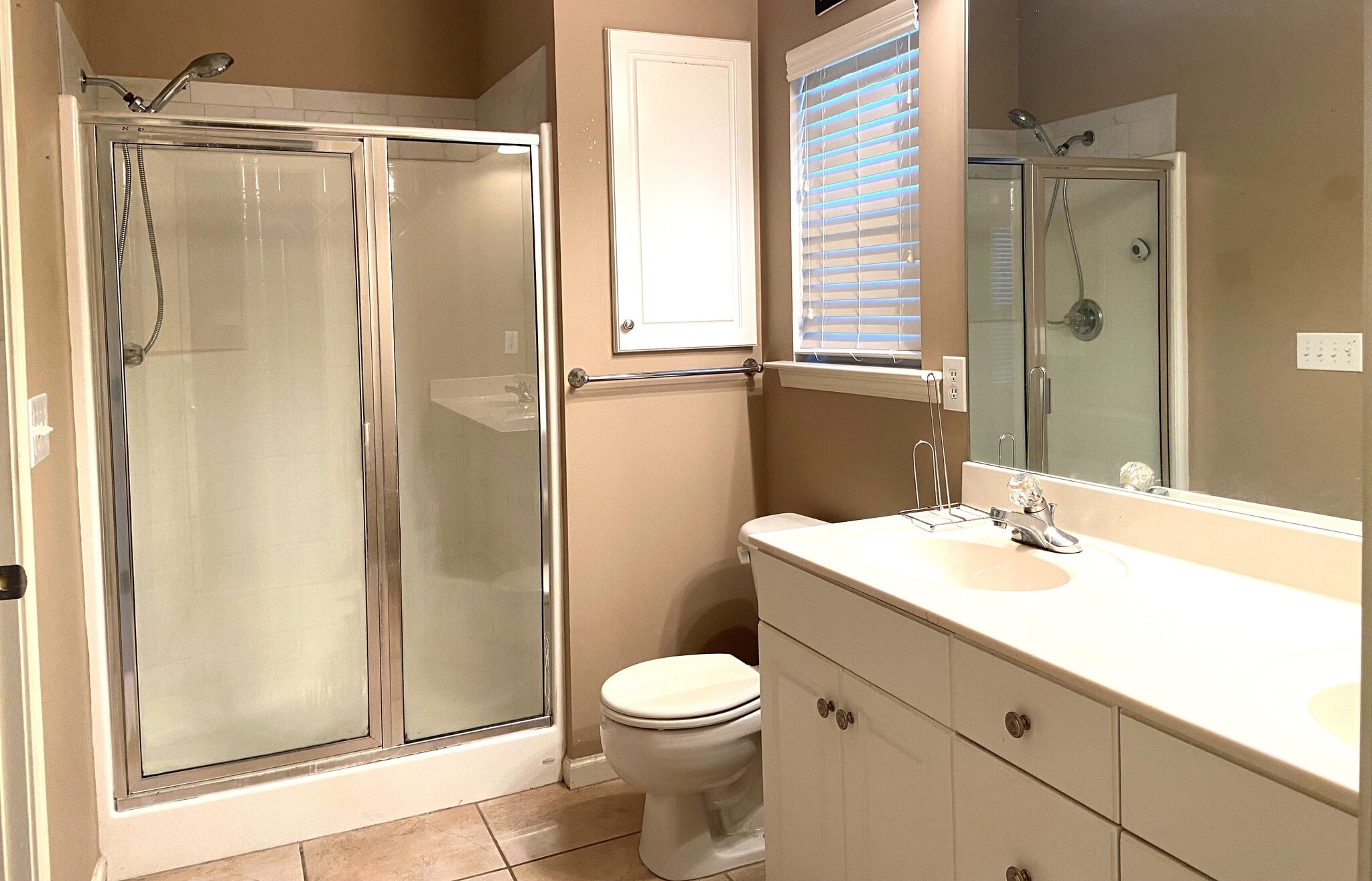 Building Photo - 422 Holland Lakes Dr N