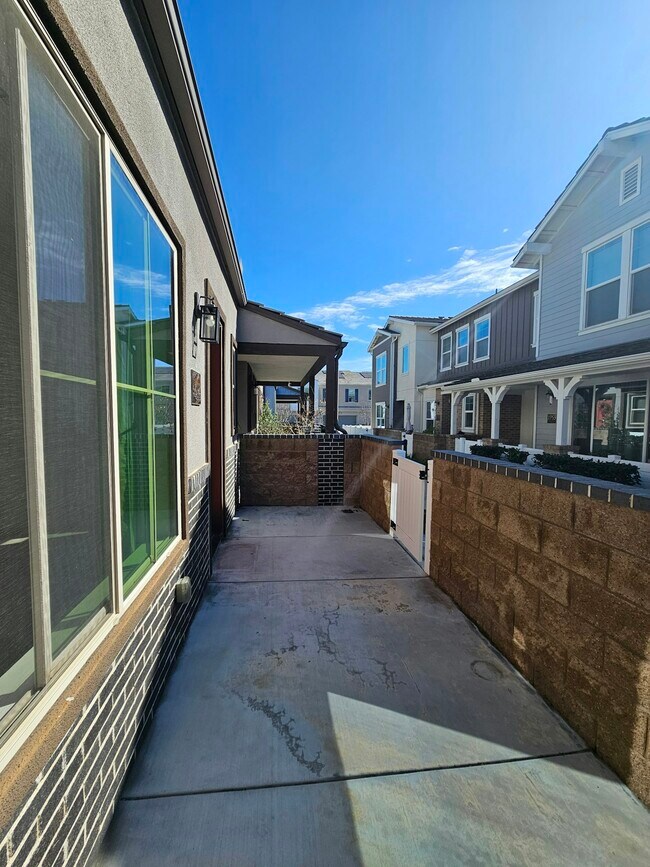 Building Photo - 1969 Cottage Dr