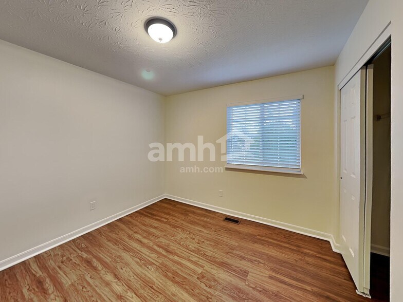 Building Photo - 1215 Brookstone Dr