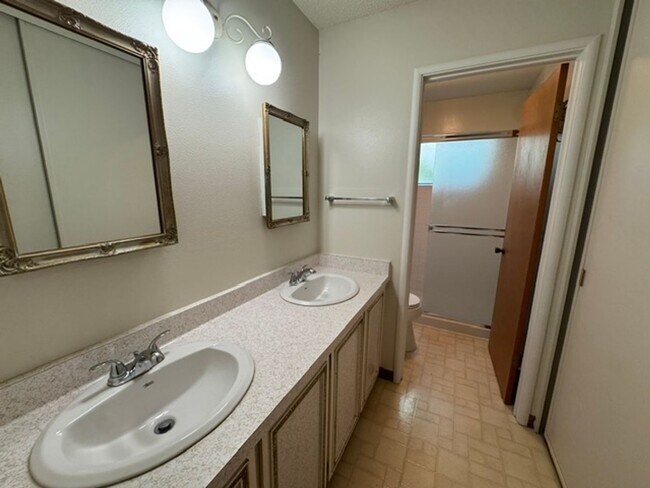 Building Photo - Single level home in Woodlands neighborhood-Walnut Creek