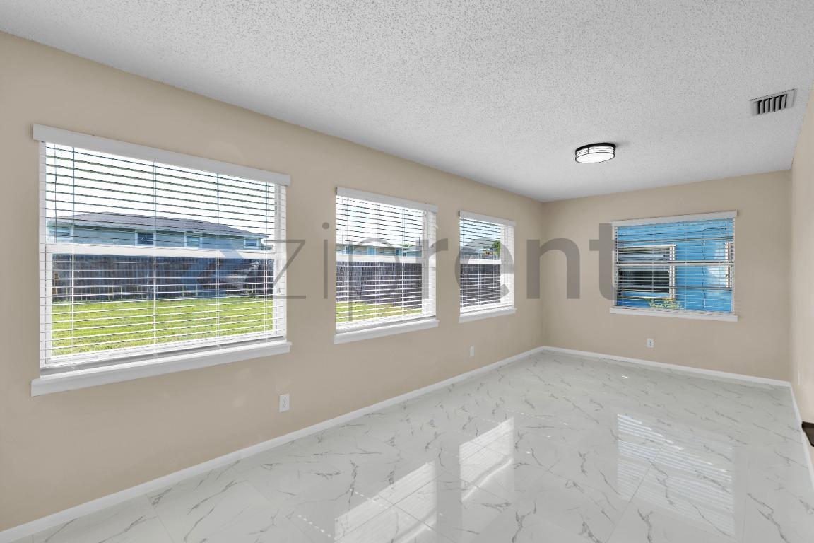 Building Photo - Unit B