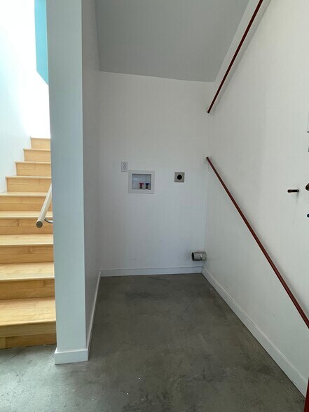 Building Photo - 6539 West Blvd