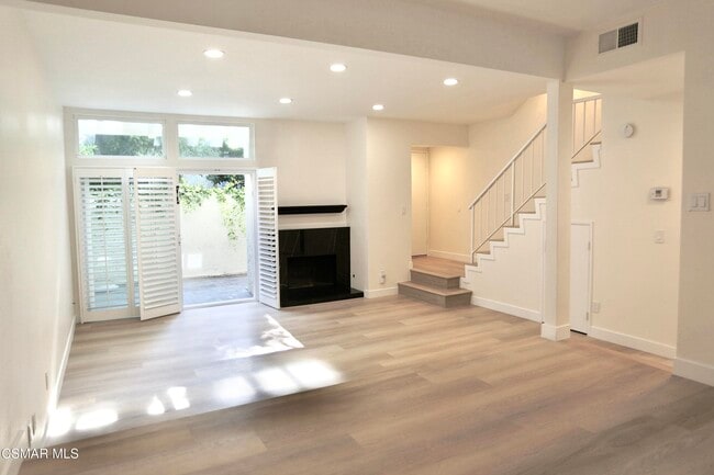 Building Photo - 11738 Moorpark St