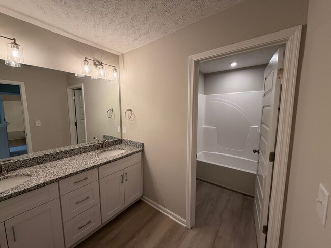 Building Photo - Brand New 4 Bed 3 Bath Townhome In Shelbyville