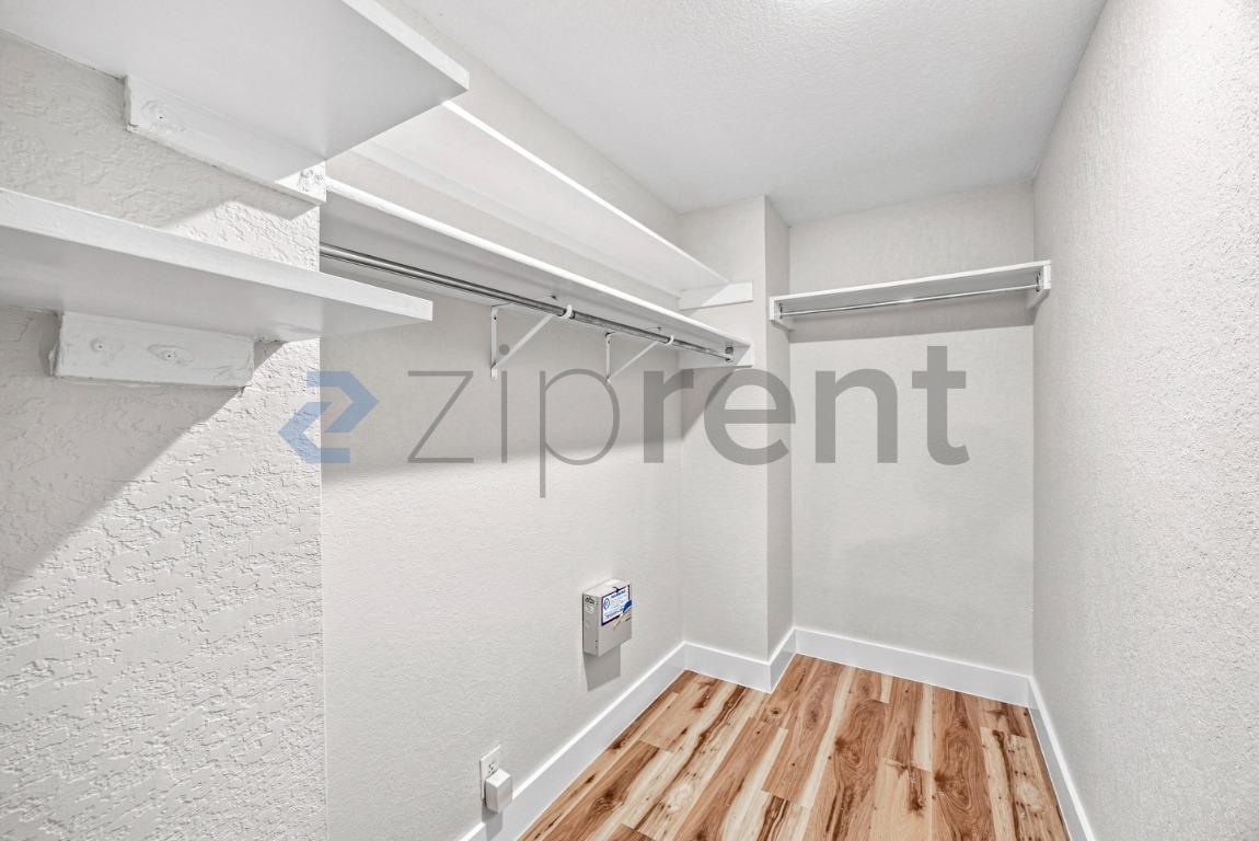 Building Photo - Unit