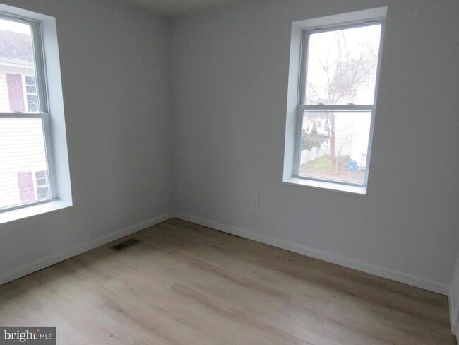 Building Photo - 1060 Elwood Ave