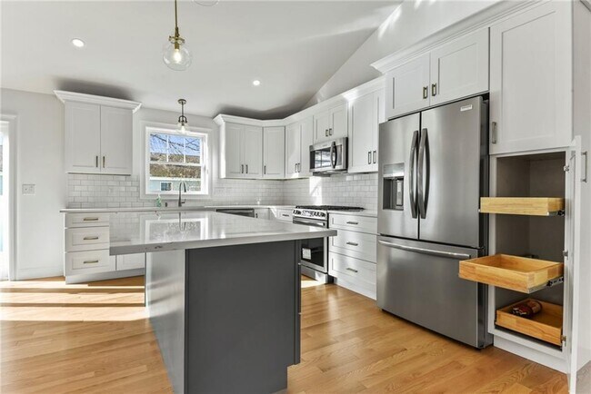 Building Photo - 95 Honeysuckle Rd