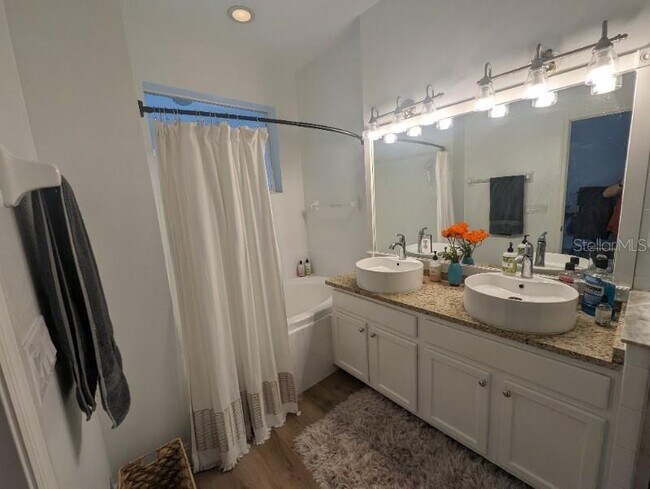 Building Photo - 2142 Park Crescent Dr