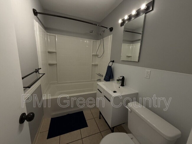 Building Photo - 9108 E Marshall St