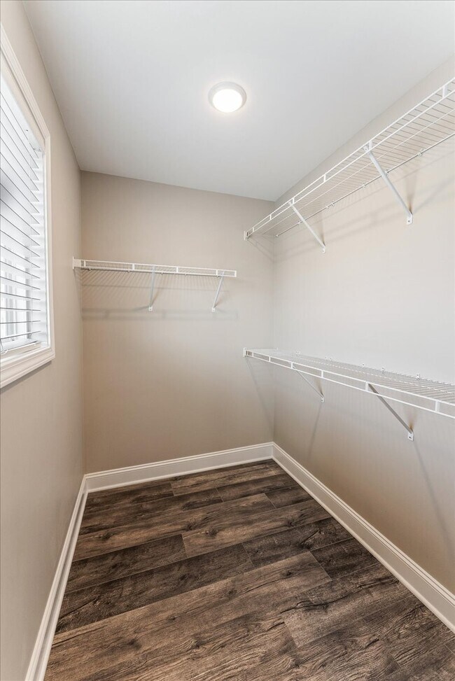 Building Photo - 420 Flt Rdg Wy