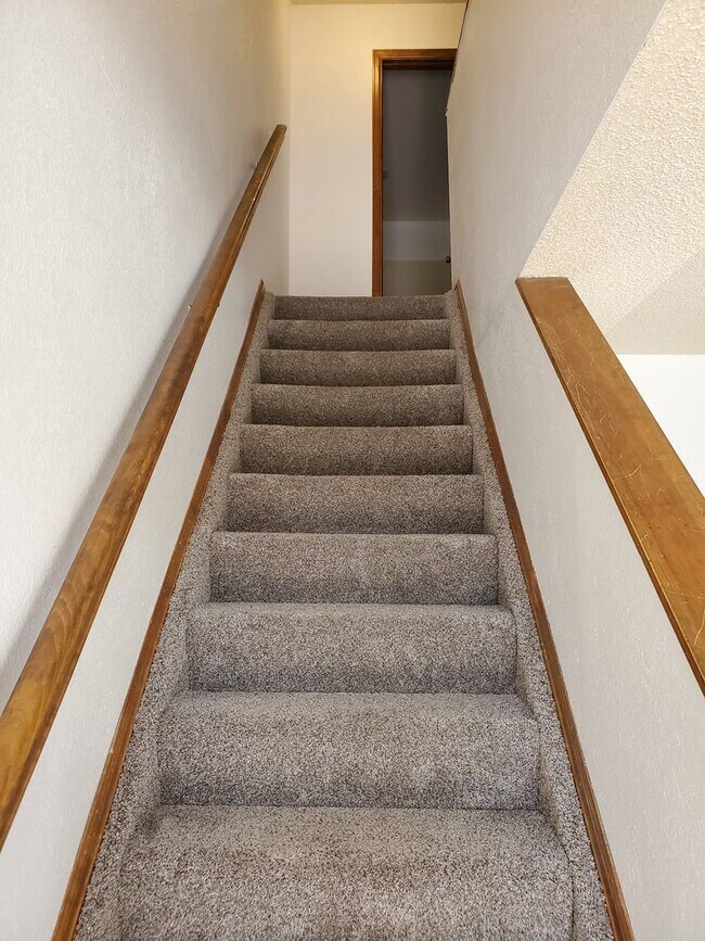 Building Photo - Townhome Style Living!