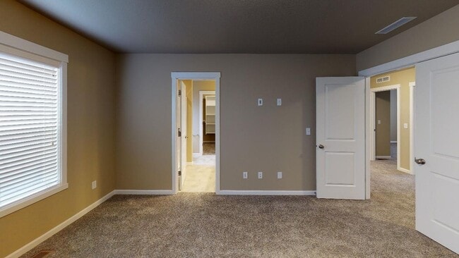 Building Photo - Beautiful single family home in quiet Vanc...