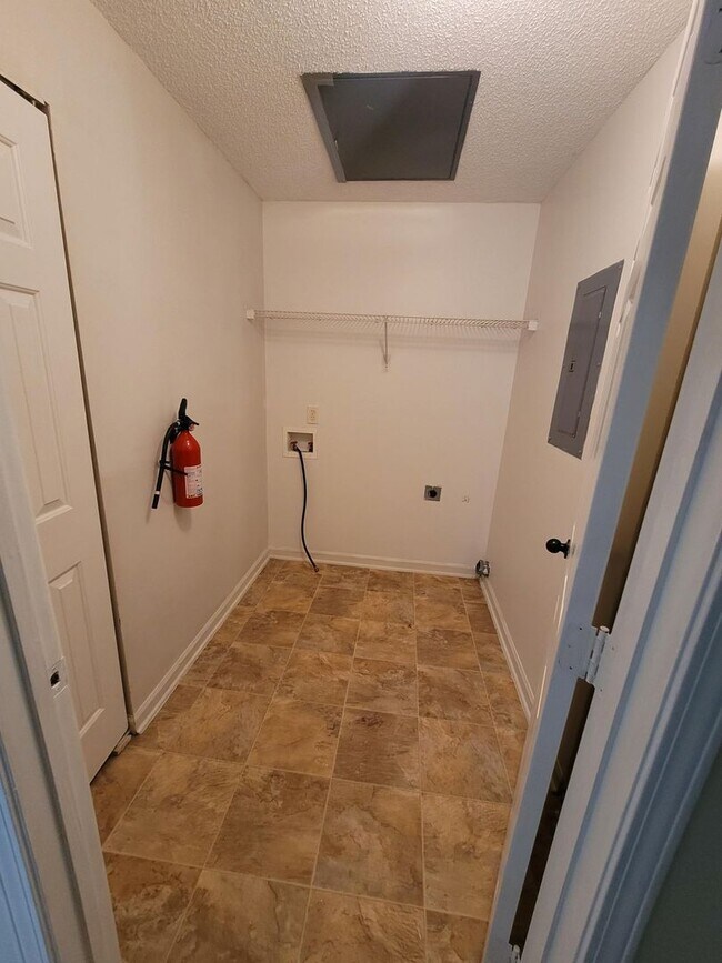 Building Photo - BEAUTIFUL SPACIOUS HOME READY TO MOVE IN !!!