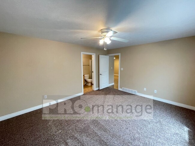 Building Photo - 4 Bed, 3 Bath Town Home w/ 2 Car Garage - ...