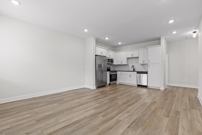 Building Photo - 715 Bespoke