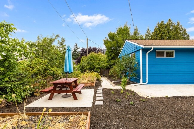 Building Photo - 7035 16th Ave SW