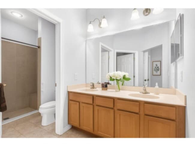 Building Photo - 5928 Summerhill - 2 beds unit with elevator access